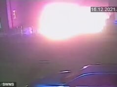 Momento en el que una pandilla prendió fuego a una casa en un ataque de venganza con bombas molotov, mientras madre e hija sufren graves quemaduras después de escapar por la ventana del dormitorio.