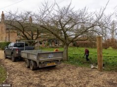 Los trabajadores regresan a la nueva casa de Andrew Mountbatten-Windsor para colocar una valla de seguridad una semana después de su arresto.