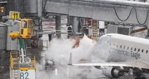 Snowstorm trae un infierno para los viajes a los EE. UU. cuando 10 000 vuelos se detienen y el corresponsal meteorológico lucha por mantenerse en pie: ‘ ¡ Esto es una locura!’