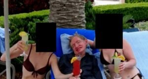 El profesor Stephen Hawking es visto sonriendo de oreja a oreja entre dos mujeres en swimwear en la última y asombrosa foto de archivo de Epstein.