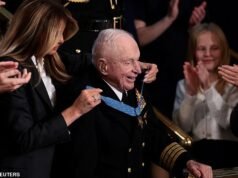 Trump y Melania desafían a los que interrumpen y unen a la cámara en un emotivo saludo a los héroes de Estados Unidos.