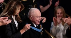 Trump y Melania desafían a los que interrumpen y unen a la cámara en un emotivo saludo a los héroes de Estados Unidos.