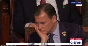 Los demócratas fueron sorprendidos durmiendo durante el SOTU de Trump mientras Tom Suozzi se queja de “permanecer despierto viendo reposiciones”