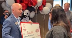 Un trabajador de Chick-fil-A recibe una beca de 25 000 dólares para UC Berkeley del supervisor ejecutivo de la empresa