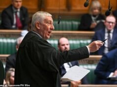 ¿ El Príncipe de las Tinieblas está a la altura de sus viejos trucos? Se plantea una pregunta tentadora a medida que la investigación policial se convierte en una farsa cuando los agentes revelan que el presidente de la Cámara de los Comunes fue la fuente del aviso de que Mandelson planeaba huir del Reino Unido.