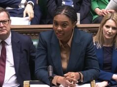 Kemi Badenoch exige que Keir Starmer solucione la “trampa de la deuda” de los préstamos estudiantiles que deja a los graduados con pagos masivos y advierte que el sistema real está en un “punto de ruptura”.