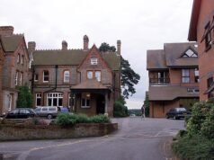 Una profesora de 52 años en un internado que gana ₤ 30 000 al año y que fue captada en video en actividad sex-related disadvantage un niño después de que bebieron alcohol juntos es suspendida de por vida.