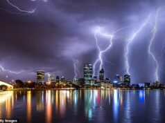 Dos colegialas y un anciano paseador de perros alcanzados por un rayo durante una tormenta salvaje