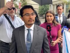 Estalla una pelea fuera del tribunal cuando el multimillonario australiano Laurence Escalante enfrenta freights criminales flanqueado por un corpulento guardaespaldas, mientras se enfrenta a perder su imperio.