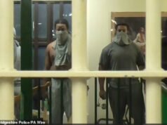 A ocho reclusos que protagonizaron un motín en la prisión con armas improvisadas y obligaron a la policía antidisturbios a asaltar el ala se les añadió tiempo a sus sentencias.