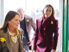 ¡ Belleza de Borgoña! Kate se baña de rojo de pies a cabeza cuando se une al Príncipe William en Gales antes del Día de San David