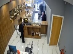 Un nuevo y aterrador video clip muestra el momento en que ladrones armados con machetes se abren camino hacia joyeros en un ciclomotor antes de emprender una ola de robos, mientras valientes transeúntes se enfrentan a ellos.