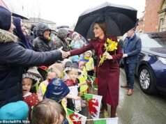 William y Kate reciben una lluvia de narcisos mientras la multitud desafía la lluvia para verlos en su visita a Gales antes del Día de San David.
