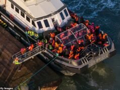 Nuevo document de crisis en el Canal de la Mancha: más de 600 inmigrantes en pequeñas embarcaciones llegan a Grandma Bretaña en solo un día