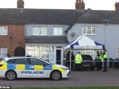 Un oficial de policía de 35 años es encontrado muerto en un automóvil mientras una familia ‘desconsolada’ rinde homenaje