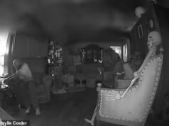 Momento inquietante: una casa con un esqueleto sentado en una silla EXPLOTA llenando sus habitaciones con humo negro mientras se quema