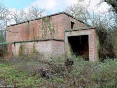 La desmoronada central eléctrica de la Segunda Guerra Mundial ‘estilo James Bond’ escondida en un bosque apartado sale al mercado por ₤ 2 millones