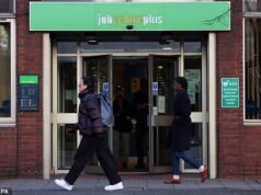 Es menos likely que los jóvenes trabajen si viven disadvantage sus padres, dice el zar del empleo, ya que el número de ninis se acerca al millón