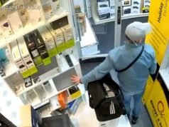 Momento en que un descarado ladrón roba una computadora portátil en segundos mientras distrae al personal tratando de vender la vieja