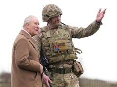 El rey Carlos aprende a derribar drones mientras supervisa a las tropas que ensayan defenderse de los ataques aéreos en una base militar.