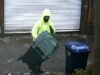 El perezoso recolector de basura de DC fue filmado arrojando botes de basura por el callejón en lugar de vaciarlos