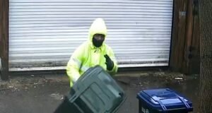 El perezoso recolector de basura de DC fue filmado arrojando botes de basura por el callejón en lugar de vaciarlos