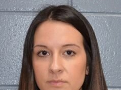 Madre profesora casada, de 29 años, que se quejaba de que los hombres eran “espeluznantes” en línea, acusada de abusar sexualmente de un estudiante