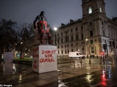 Activistas pro palestinos destrozan la estatua de Winston Churchill disadvantage lemas de “criminal de guerra sionista”