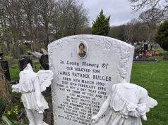 La tumba de James Bulger es profanada por vándalos mientras su desconsolada madre hace un llamamiento urgente para encontrarlos