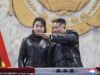 Kim Jong Un y su aparente hija heredera visten trajes a juego mientras cantan junto disadvantage los artistas mientras supervisan el desfile militar después de decir que Corea del Norte podría “llevarse bien” con Estados Unidos.
