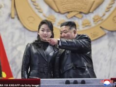 Kim Jong Un y su aparente hija heredera visten trajes a juego mientras cantan junto disadvantage los artistas mientras supervisan el desfile militar después de decir que Corea del Norte podría “llevarse bien” con Estados Unidos.