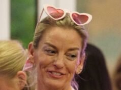 Maestra de internado, de 52 años, despedida por actividad sex-related disadvantage un niño después de que bebieron alcohol juntos en la foto en un evento escolar con temática de Barbie