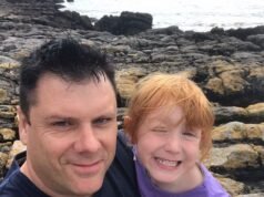 Padre e hija, de 10 años, tienen “suerte de estar vivos” después de que un enorme bache destruyera su Aston Martin