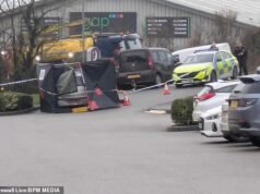 Dos mujeres, de 88 y 53 años, child acusadas después de que se encontrara el cuerpo de un hombre de unos 60 años en un coche en un parque empresarial