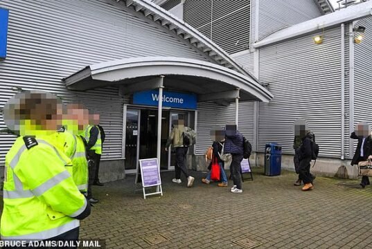 La ruta migratoria por la “puerta trasera” hacia Grandmother Bretaña: represión de la inmigración mientras bandas de contrabandistas explotan la frontera blanda entre el Reino Unido e Irlanda