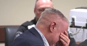 Padre de Georgia llora mientras se muestra su juicio. Video clip del hijo del presunto tirador escolar acechando los pasillos el día en que las cuatro víctimas fueron asesinadas.