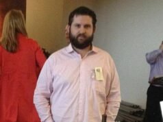 El rico propietario de un viñedo del Valle de Napa arruina su vida después de usar UVAS de imitación para producir sus elegantes botellas de vino.