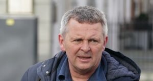 ¿ Seis semanas de entrenamiento son realmente suficientes para pasar de conducir un coche a un autobús de dos pisos de 12 toneladas en el tráfico crónico y caótico de Dublín? En Alemania son tres años y en toda Europa meses … no es de extrañar que Dublin Bus siga contratando