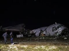 Al menos 15 muertos al estrellarse un avión militar que transportaba fajos de billetes en una concurrida calle de Bolivia