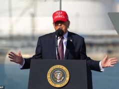 Trump es abucheado por la multitud mientras elogia extrañamente a una congresista casada que ‘tuvo una aventura con una asistente’ antes de que ella se prende fuego