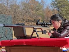 ¡ Regalo perfecto para un adolescente! Kim Jong Un le regala a su hija, de 13 años, un RIFLE DE FRANCOTIRADOR para su última sesión fotográfica mientras crece la creencia de que la está preparando como la próxima líder de Corea del Norte.