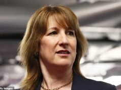 Rachel Reeves saldrá victoriosa de la aplastante derrota del Partido Laborista en las elecciones parciales mientras la canciller afirma que los “brotes verdes” de recuperación de la economía solucionarán la situation del costo de vida.