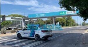 Cayó al Camino Centenario desde un puente peatonal de Gonnet y sufrió graves heridas