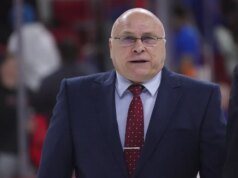 El gerente general de los Predators, Barry Trotz, anuncia su retiro