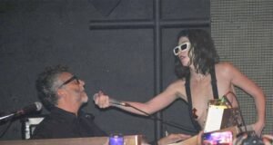 ¿Confirmaron su amor? Sofía Gala hizo un show en topless y le dio un beso apasionado a Fito Páez