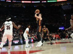 Los Lakers adquieren al francotirador Luke Kennard de los Hawks