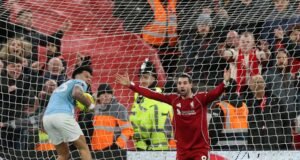 Guy City respira sobre el cuello del Collection después del frenesí y la farsa en una rara victoria sobre el Liverpool en Anfield