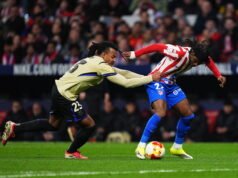 El técnico del Barcelona, Hansi Flick, reacciona a la polémica del VAR durante la derrota del Atlético de Madrid