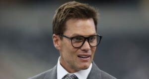 Tom Brady destrozado por su ex compañero de equipo mientras el ícono de la NFL le da la espalda al antiguo equipo en el Super Bowl LX