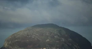 Las piedras de curling olímpicas están hechas de granito que se encuentra únicamente en una isla frente a la costa de Escocia.